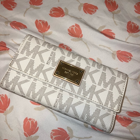 Michael Kors Jet Set Checkbook Wallet - Picture 2 of 3